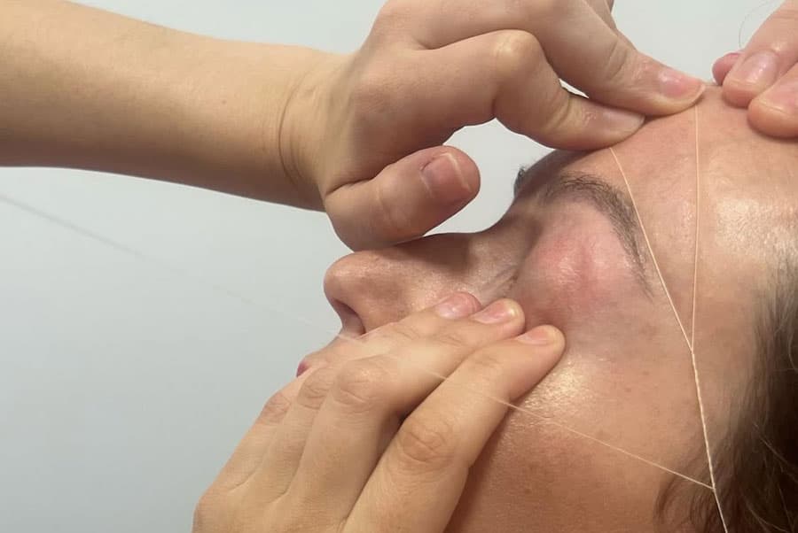 Depilación facial con hilo
