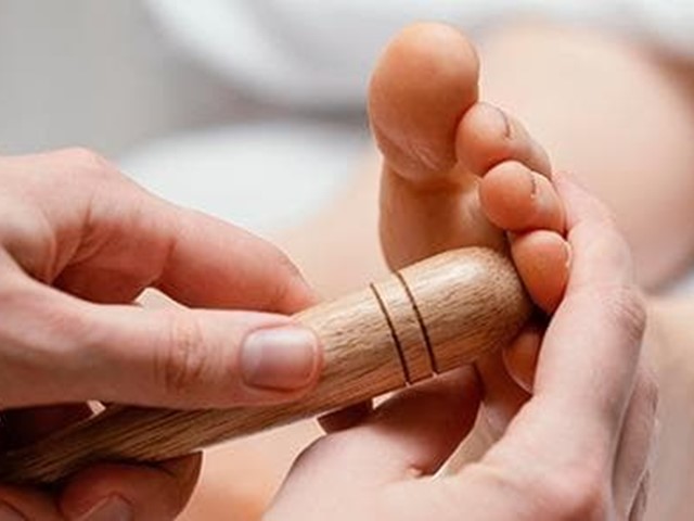 PEDICURA CON MADEROTERAPIA 